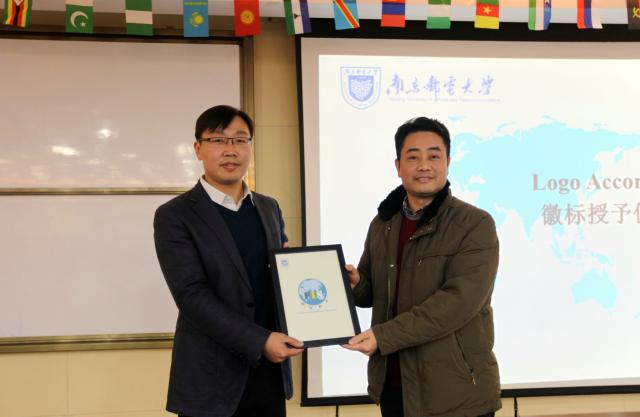 张志华副校长授予徽标