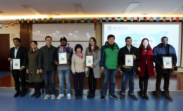 与会领导和老师授予留学生会徽标