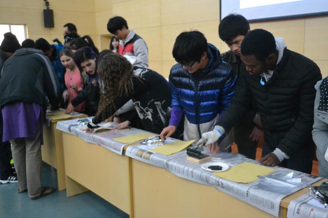 中国学生和外国留学生一同体验活字印刷术 中国学生和外国留学生一同体验活字印刷术