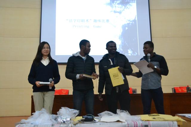 留学生展示自己的活字印刷作品 留学生展示自己的活字印刷作品